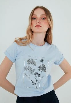 LELA Camiseta Estampada - Baby Blue , Mujer -LELA Tienda 9e7d07c5ace649f8b5a35a34707ad5b3