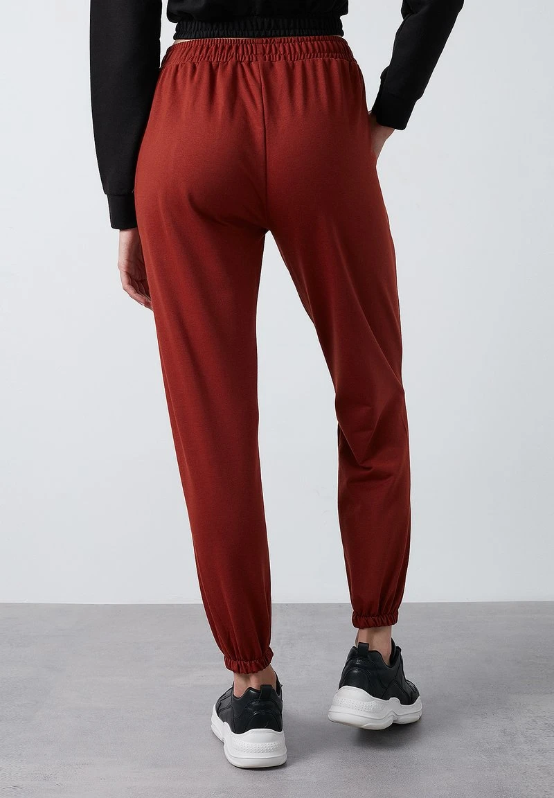 LELA Pantalones Deportivos - Brick Red , Mujer 4 LELA Pantalones Deportivos - Brick Red , Mujer - Imagen 4