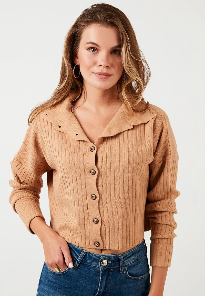 LELA HIGH COLLAR - Chaqueta De Punto - Camel , Mujer 2 LELA HIGH COLLAR - Chaqueta De Punto - Camel , Mujer - Imagen 2