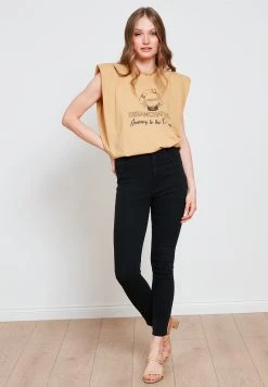 LELA CREW NECK WADDING SHOULDERS - Camiseta Estampada - Camel, Mujer -LELA Tienda a2b2f9ad61644a32bf18f8ab9573dee0