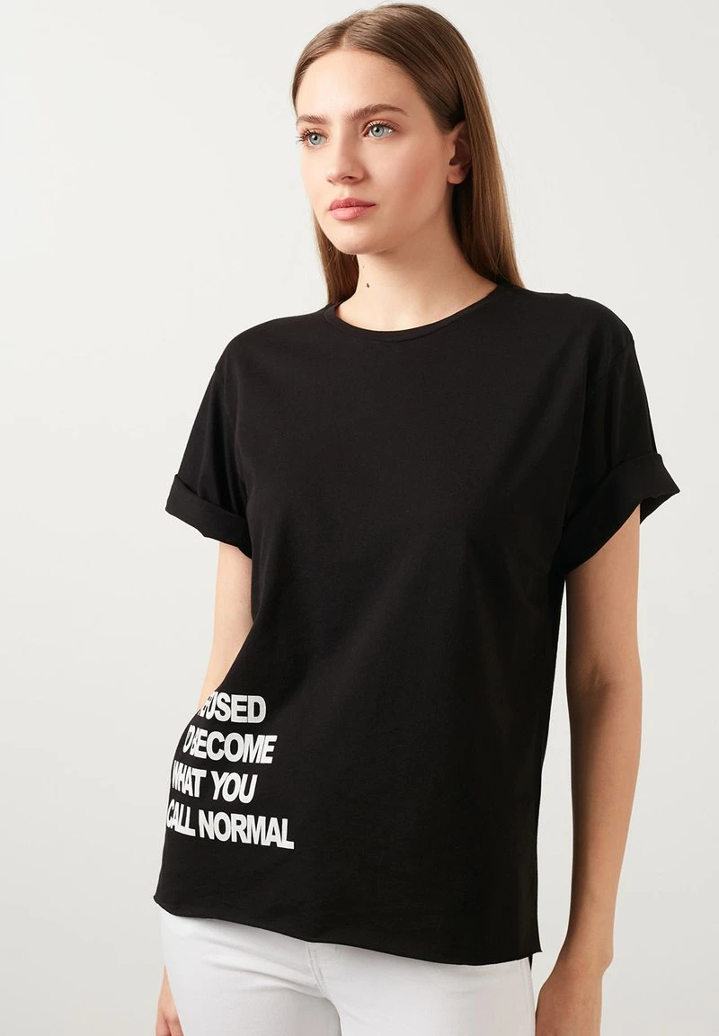 LELA Camiseta Estampada - Black , Mujer 1 LELA Camiseta Estampada - Black , Mujer