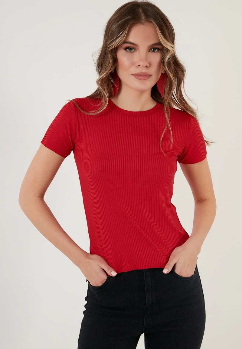 LELA Camiseta Estampada - Red , Mujer 1 LELA Camiseta Estampada - Red , Mujer
