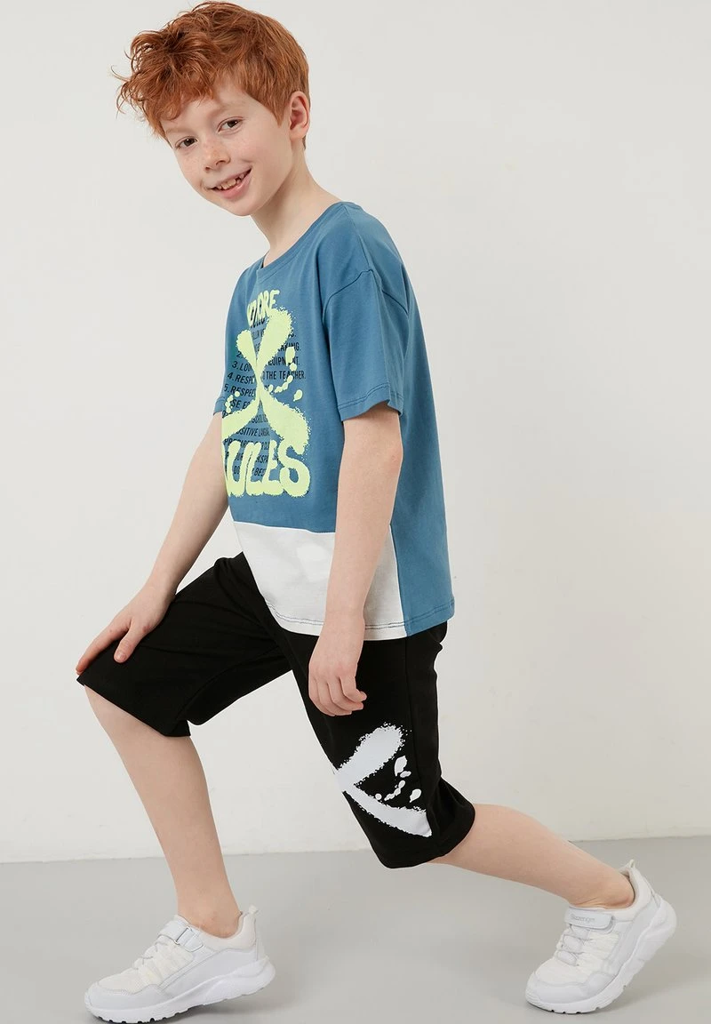 LELA REGULAR FIT T-SHIRT AND SHORTS - Shorts - Petrol Blue , Niños 4 LELA REGULAR FIT T-SHIRT AND SHORTS - Shorts - Petrol Blue , Niños - Imagen 4