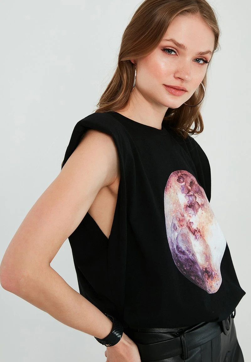 LELA Camiseta Estampada - Black , Mujer 3 LELA Camiseta Estampada - Black , Mujer - Imagen 3