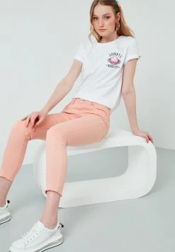 LELA REGULAR FIT - Camiseta Estampada - White, Mujer -LELA Tienda b04d0e9330344466acbacc43932ad6e2