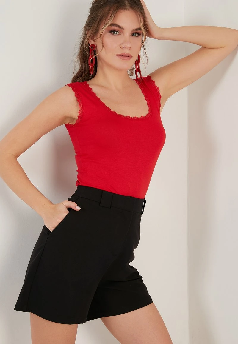 LELA SQUARE NECK LACE DETAILED ATHLETE - Top - Red , Mujer 4 LELA SQUARE NECK LACE DETAILED ATHLETE - Top - Red , Mujer - Imagen 4
