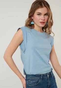 LELA CREW NECK - Camiseta Básica - Baby Blue , Mujer 7 LELA CREW NECK - Camiseta Básica - Baby Blue , Mujer -LELA Tienda c1c46951d3804870bb62915581e6f3c0