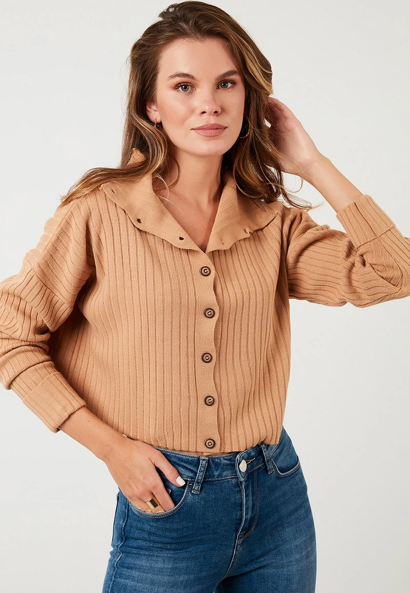 LELA HIGH COLLAR - Chaqueta De Punto - Camel , Mujer 3 LELA HIGH COLLAR - Chaqueta De Punto - Camel , Mujer - Imagen 3