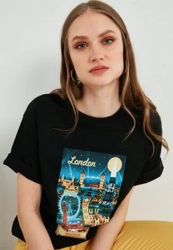 LELA Camiseta Estampada - Black, Mujer -LELA Tienda cba490a00f3c40a4a6299a1d1b95b388