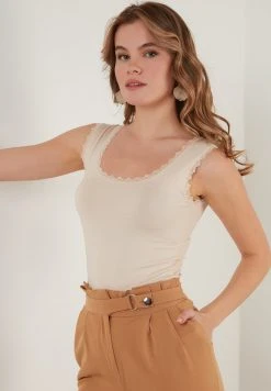 LELA SQUARE NECK LACE DETAILED ATHLETE - Top - Stone Colored, Mujer -LELA Tienda cdde8e1fe9174637a621f5c43af786ba