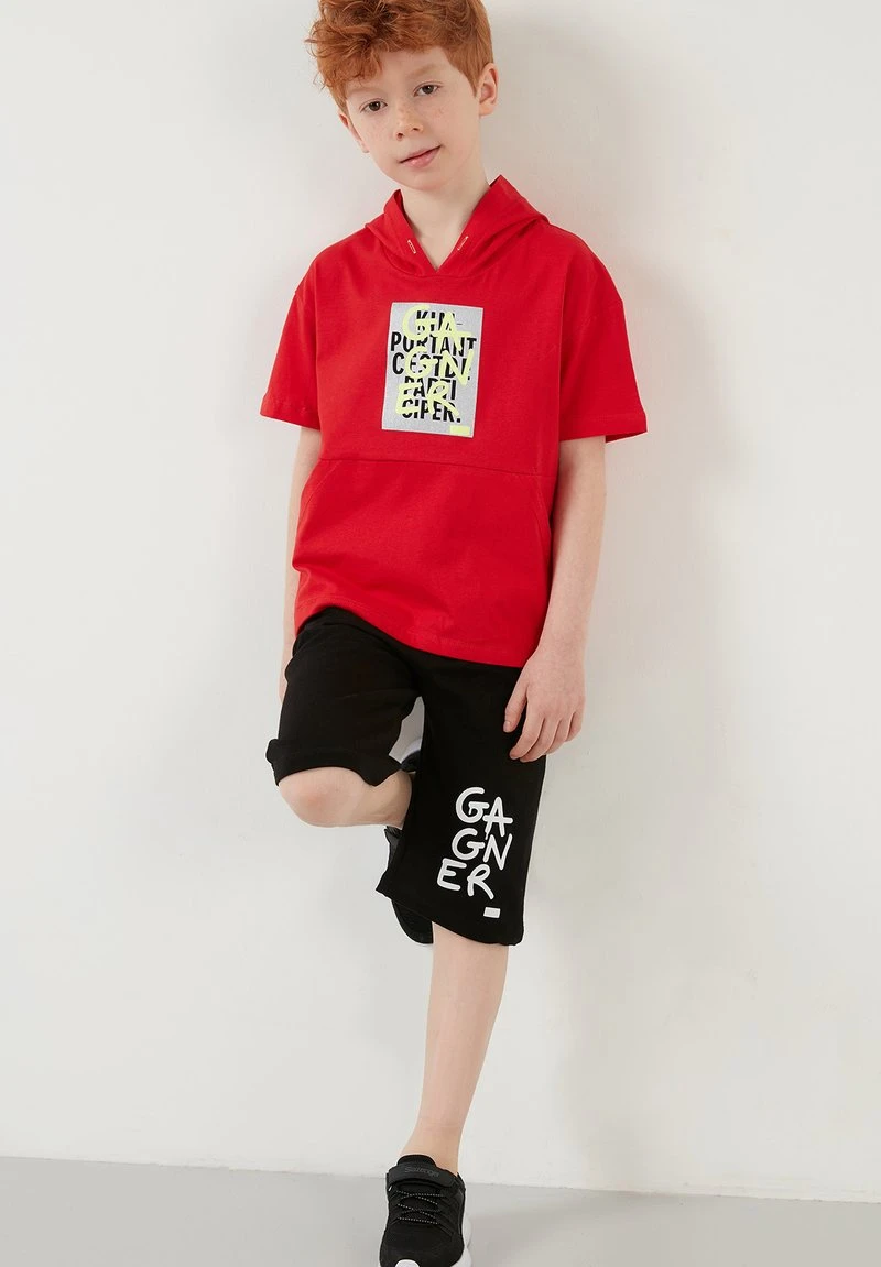 LELA REGULAR FIT T-SHIRT AND SHORTS - Shorts - Red , Niños 4 LELA REGULAR FIT T-SHIRT AND SHORTS - Shorts - Red , Niños - Imagen 4