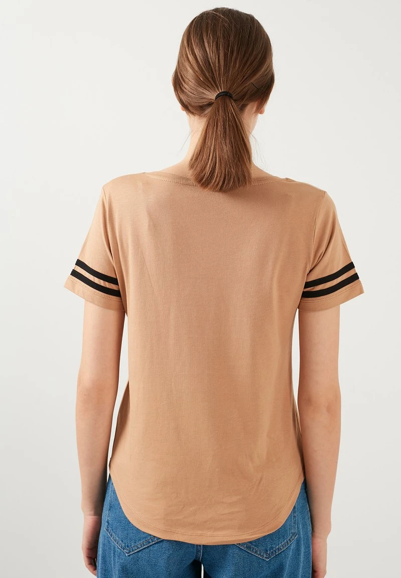 LELA Camiseta Estampada - Snuff Coloured, Mujer 2 LELA Camiseta Estampada - Snuff Coloured, Mujer - Imagen 2