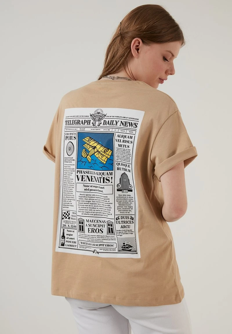 LELA Camiseta Estampada - Camel , Mujer 1 LELA Camiseta Estampada - Camel , Mujer