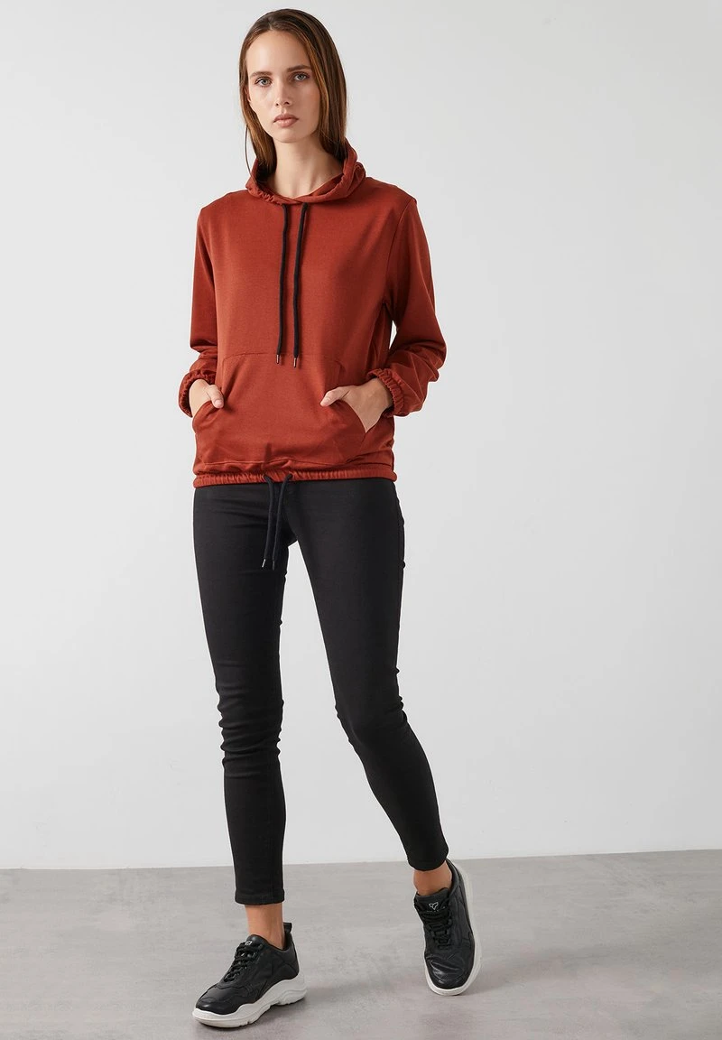 LELA Jersey Con Capucha - Brick Red , Mujer 4 LELA Jersey Con Capucha - Brick Red , Mujer - Imagen 4