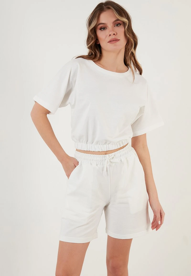 LELA CROP - Shorts - Ecru , Mujer 1 LELA CROP - Shorts - Ecru , Mujer