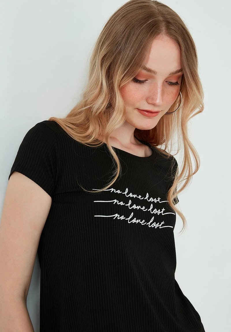 LELA Camiseta Estampada - Black , Mujer 3 LELA Camiseta Estampada - Black , Mujer - Imagen 3