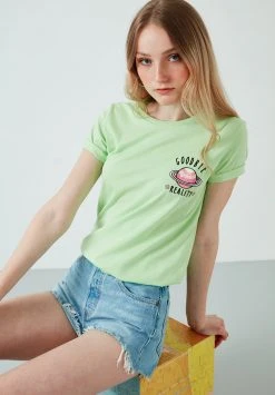 LELA REGULAR FIT - Camiseta Estampada - Green, Mujer -LELA Tienda f4509e646cfc4160a59f0fe2bafb93fa