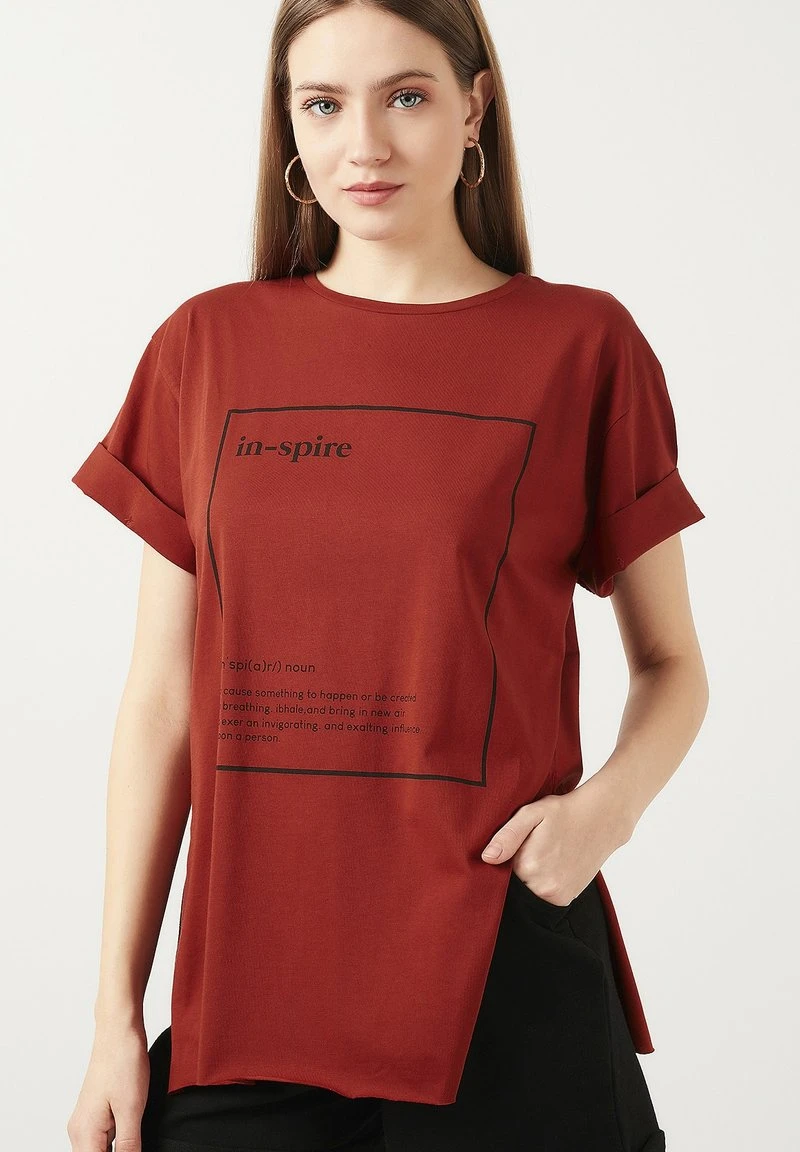 LELA OVERSIZED - Camiseta Estampada - Brick Red , Mujer 2 LELA OVERSIZED - Camiseta Estampada - Brick Red , Mujer - Imagen 2